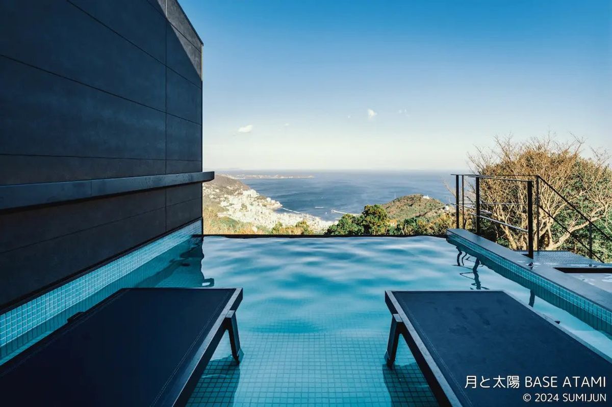 A terrace with an open-air bath overlooking the sea. You can enjoy the time as a private experience, even savoring the afterglow of the hot spring.