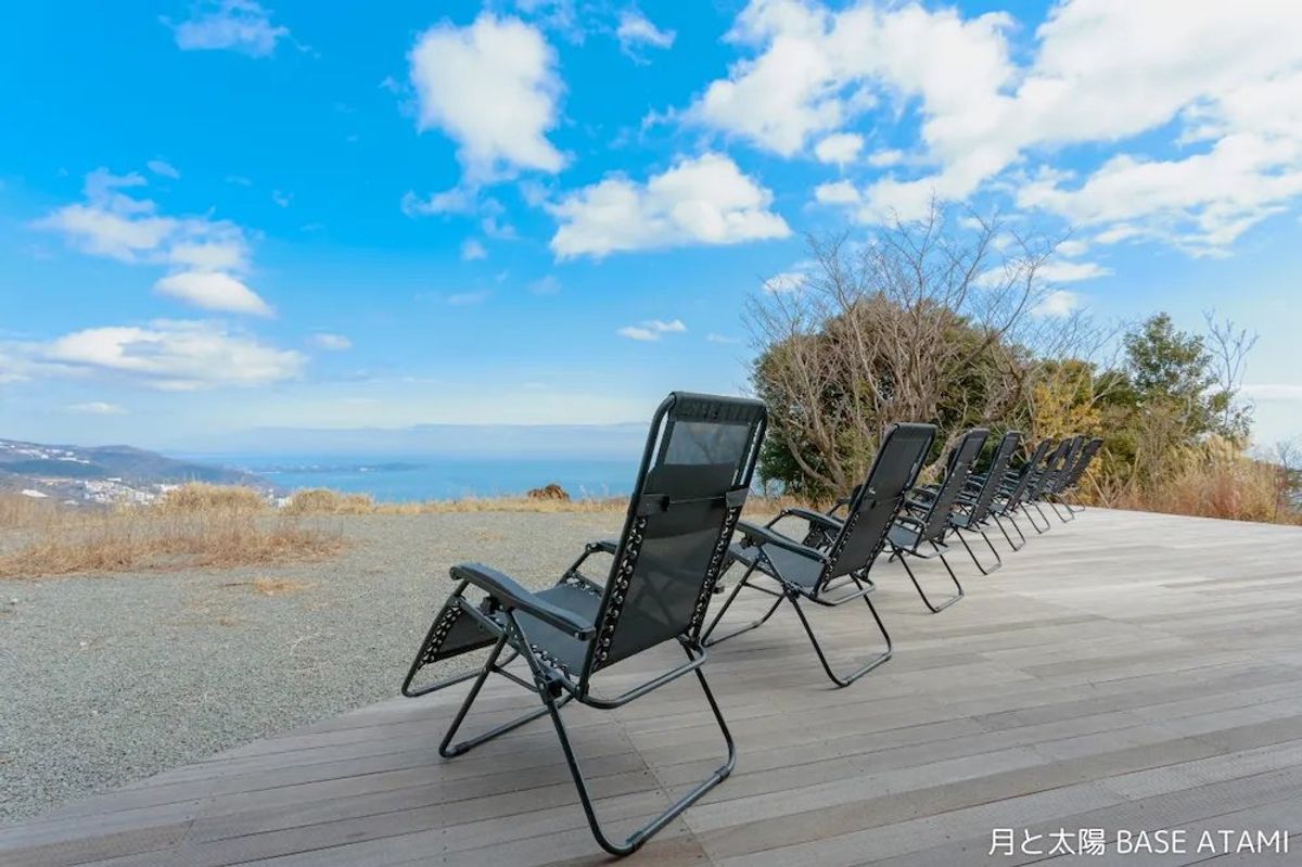 A terrace with a beautiful view. It's an open space that makes you want to organize your dog's belongings and leisurely check the flow of your stay.