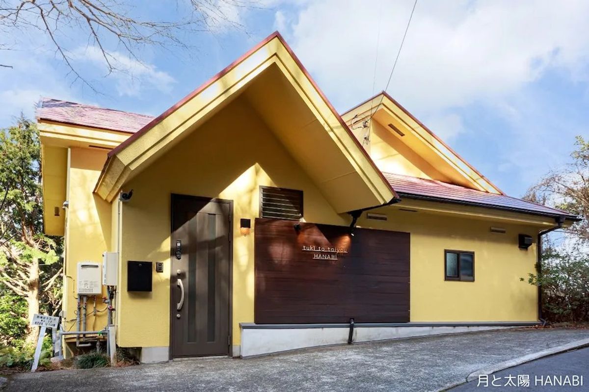 Brightly colored exterior of our accommodation. Let's arrange the order of check-in and shopping so you can relax right after your arrival.