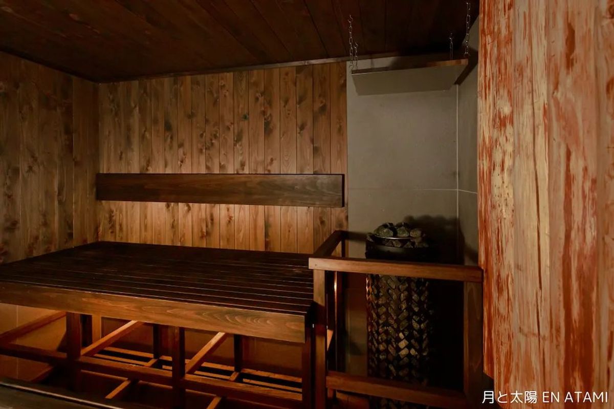 In our sauna, where you can feel the warmth of wood, enjoy a tranquil moment immersed in the exclusive heat of a private experience.