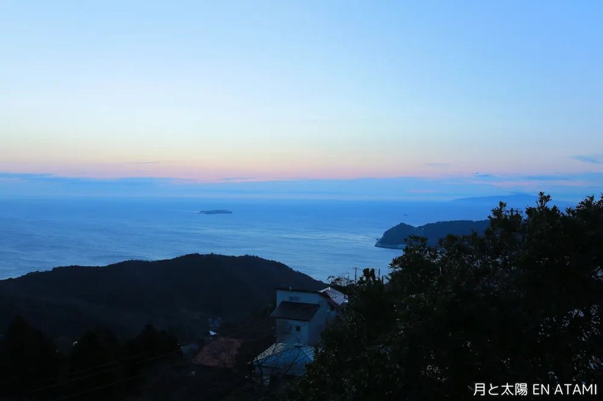 At dusk, the colors of the sea and sky gently change in the scenery of Atami.