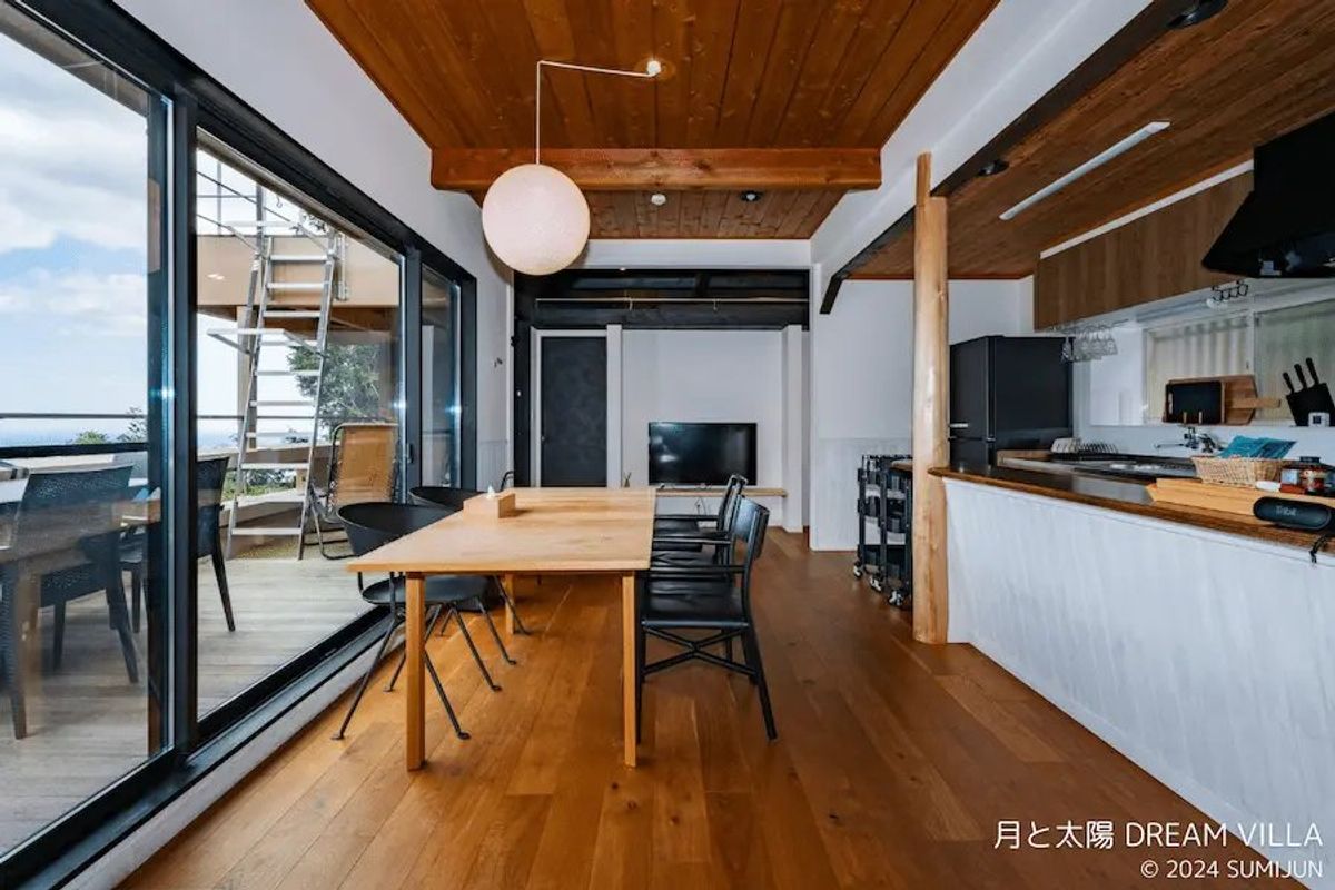 An open living dining area. Meal times, conversations, and work naturally connect.