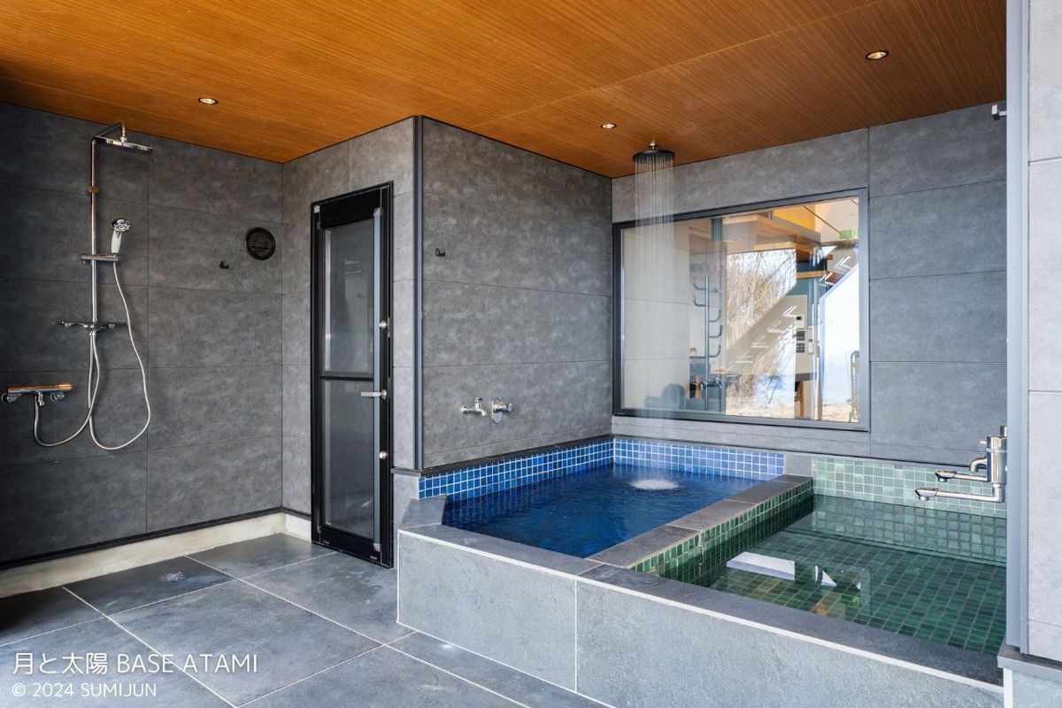 Modern onsen (hot spring) interior. At EN ATAMI, you can combine the hot spring and cold water bath in our indoor bath.