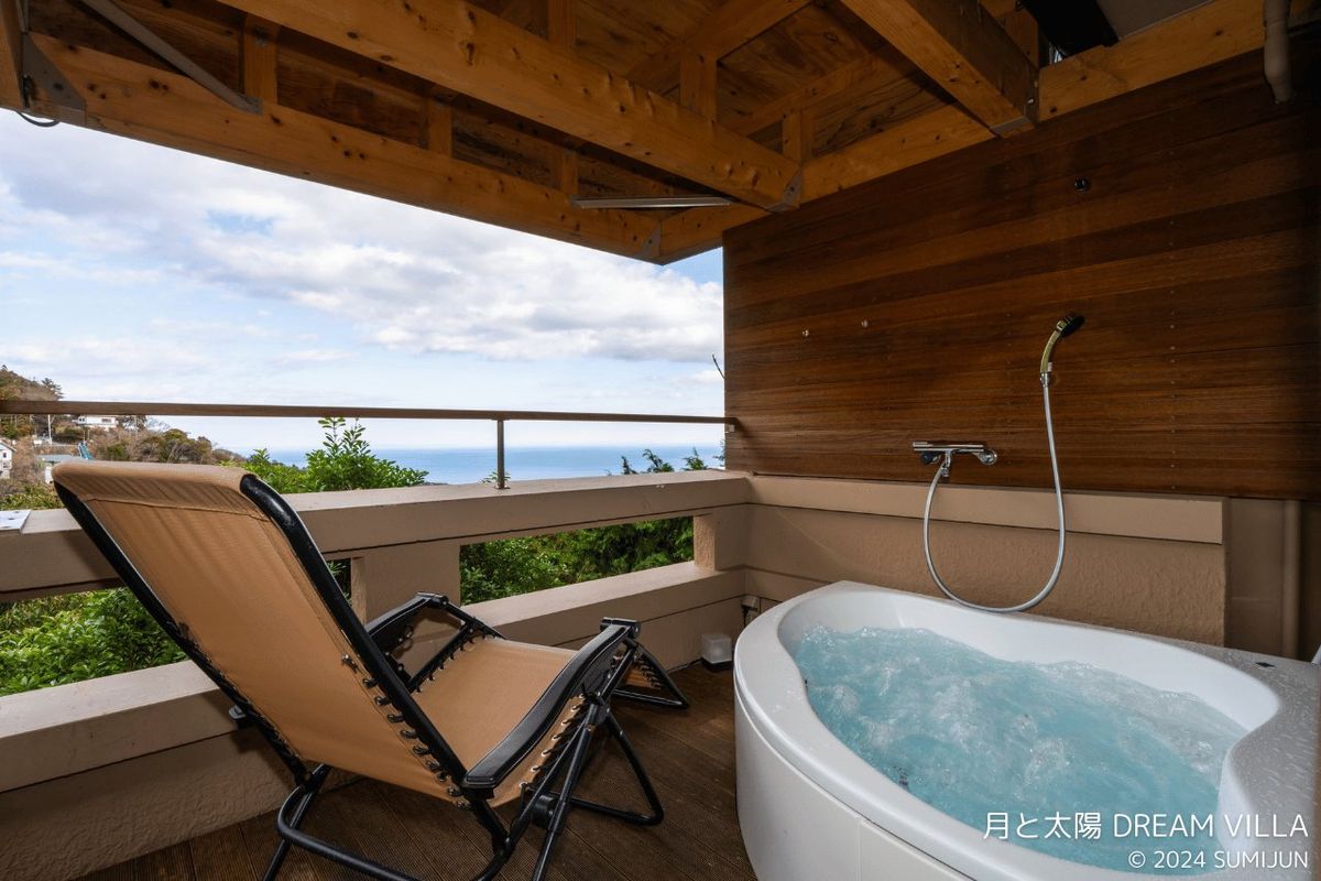 Enjoying the open-air bath while overlooking the sea. The scenery typical of Atami accompanies us even during our soak after the sauna.