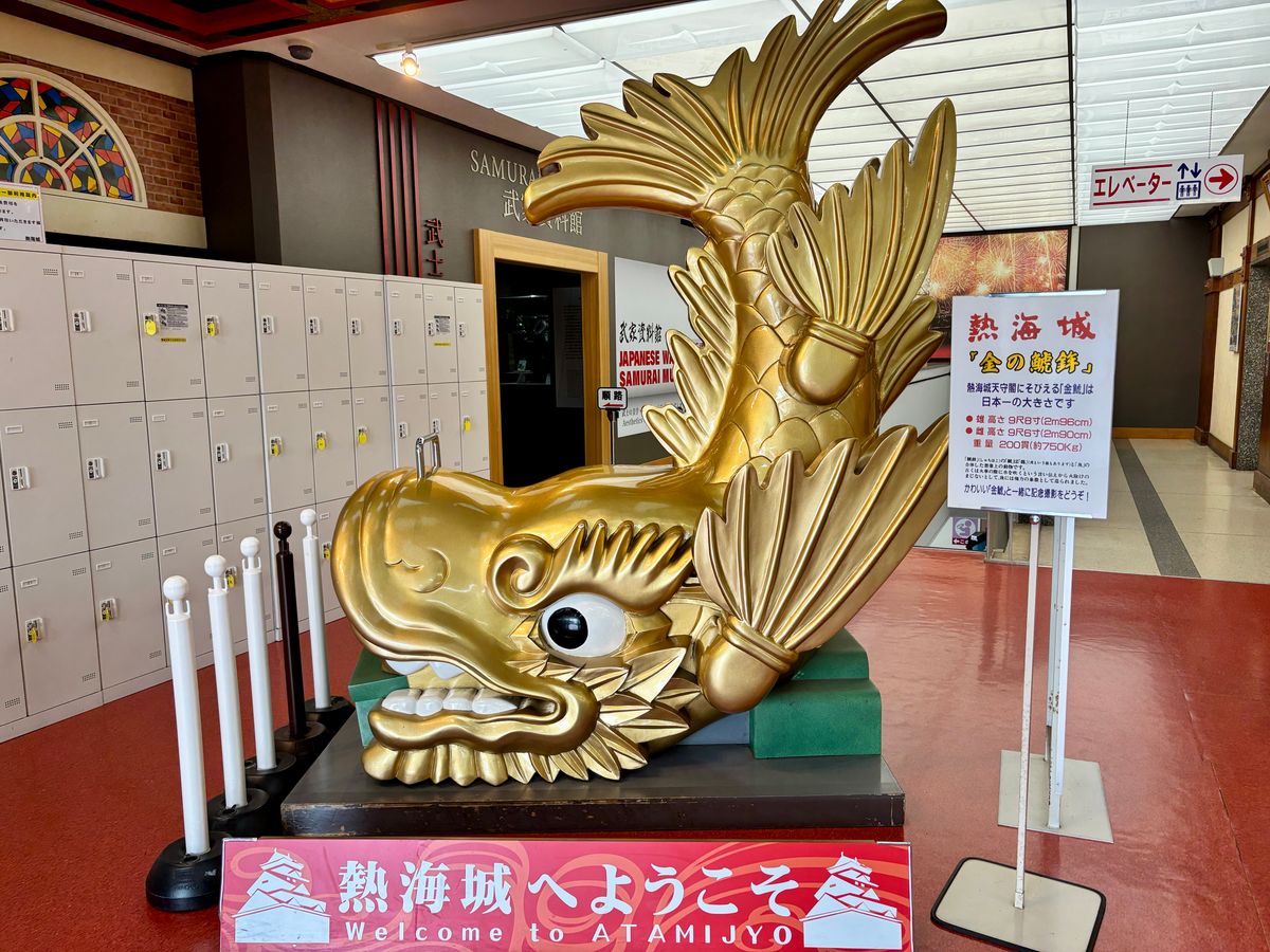 エントランスで迎える日本一大きい金のシャチホコ