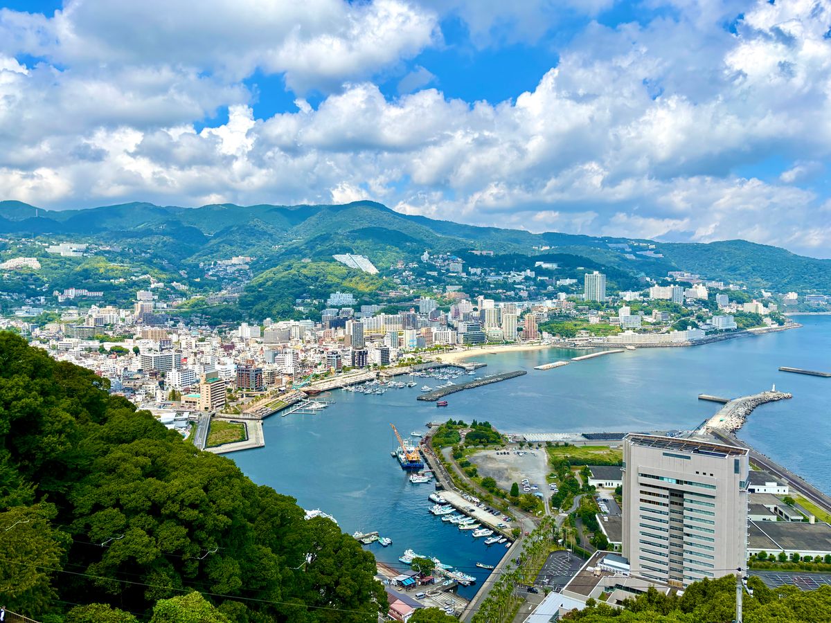展望台から見下ろす熱海市街と相模湾