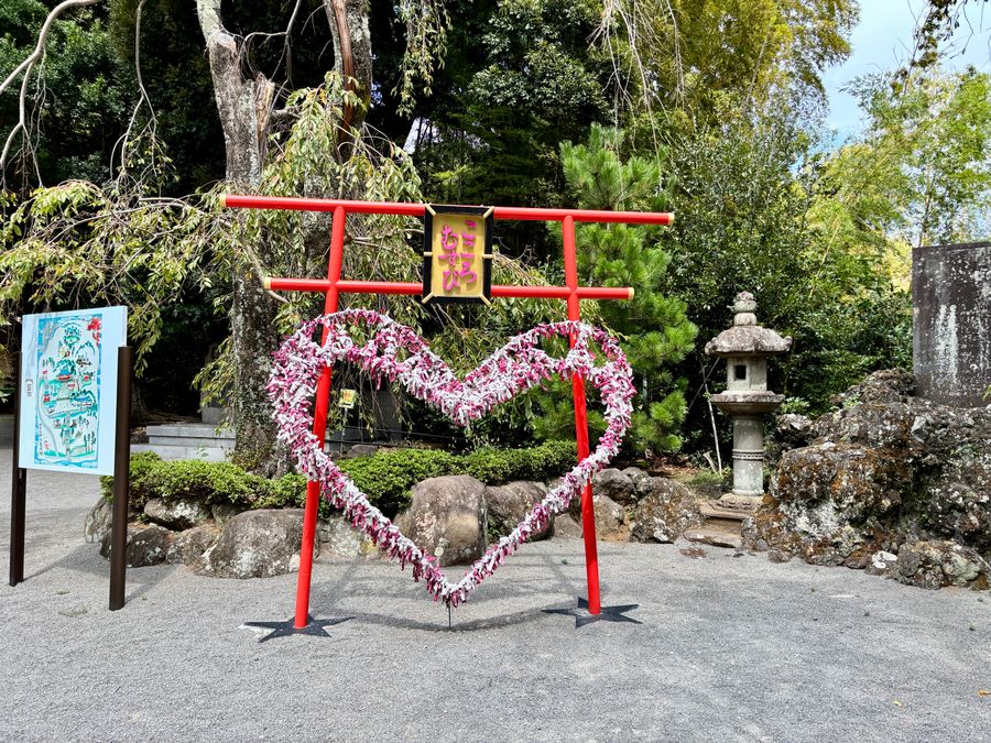 Symbol of Love: 'Kokoromusubi no Torii' and Heart-Shaped Object
