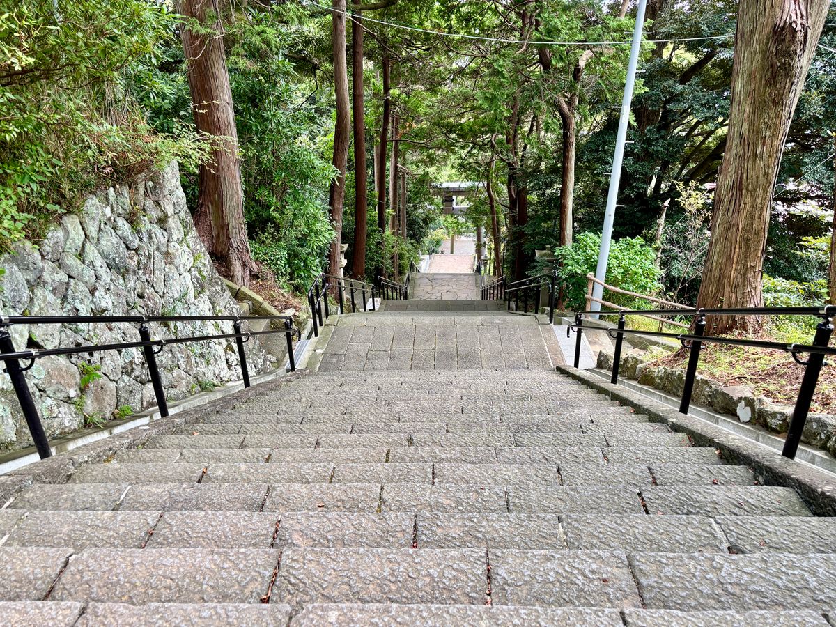 手すり付きの石段