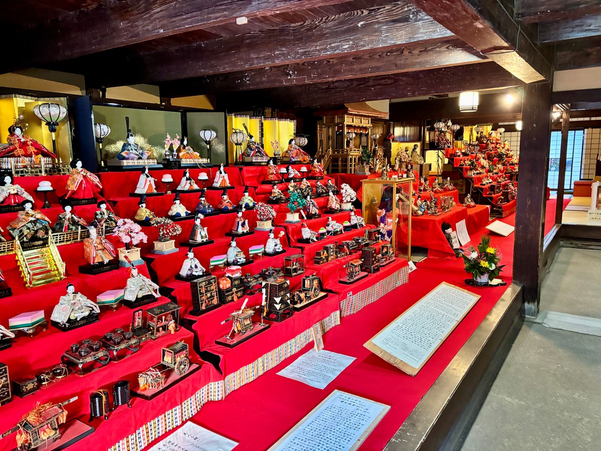 旧磯部家住宅に展示された雛人形