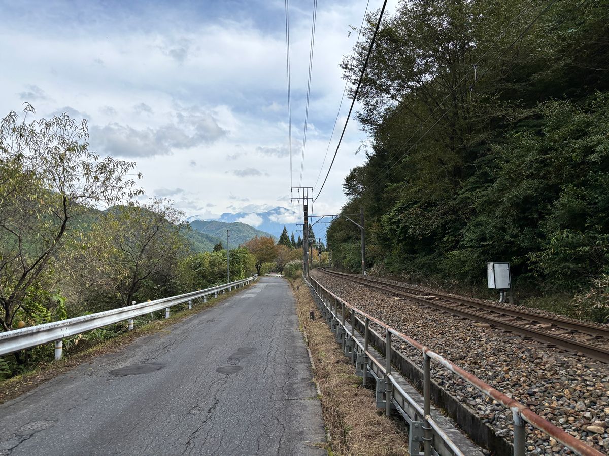 線路沿いの道と遠くの山々