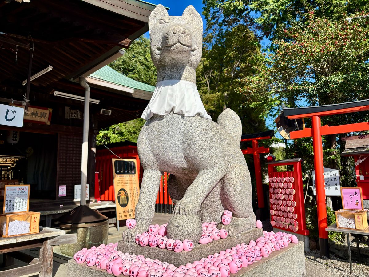 三光稲荷神社のキツネ像とハート絵馬