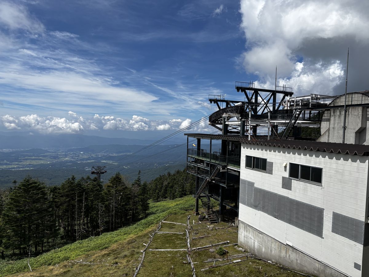 山頂駅の展望デッキから望む、入道雲の下に広がる八ヶ岳の山並み